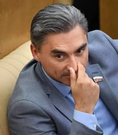 Депутат Андрей Свинцов заявил, что Telegram избежит полной блокировки, если откроет представительство в России, перенесёт хранение персональных данных на территорию РФ и начнёт сотрудничать со спецслужбами; россиянам рекомендовали временно не совершать финансовые операции внутри платформы. ФСБ предъявила Дурову заочное обвинение в содействии терроризму.