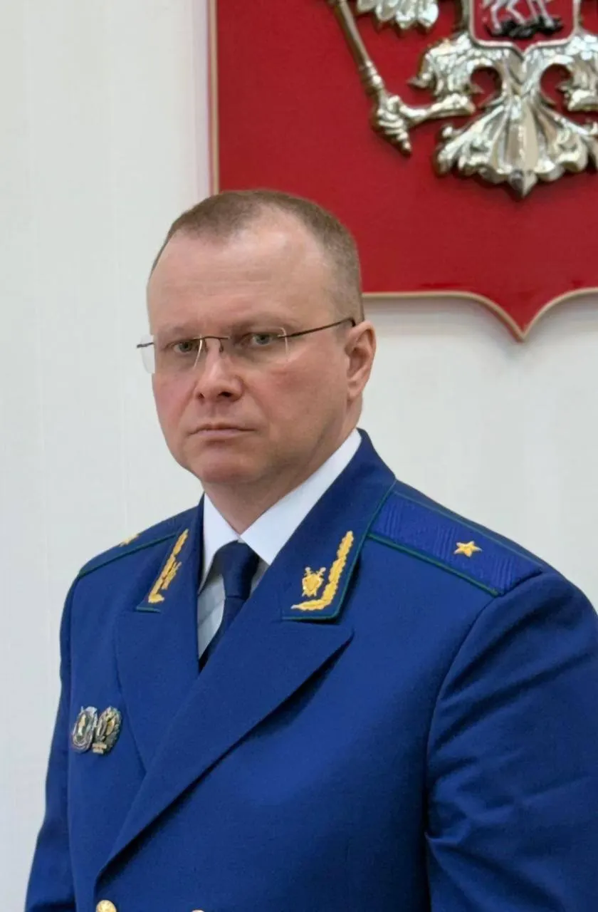 Президент России назначил Бориса Анатольевича Новикова прокурором Мурманской области. Он работает в органах прокуратуры с 2001 года и занимал ряд должностей в региональных и федеральных органах.