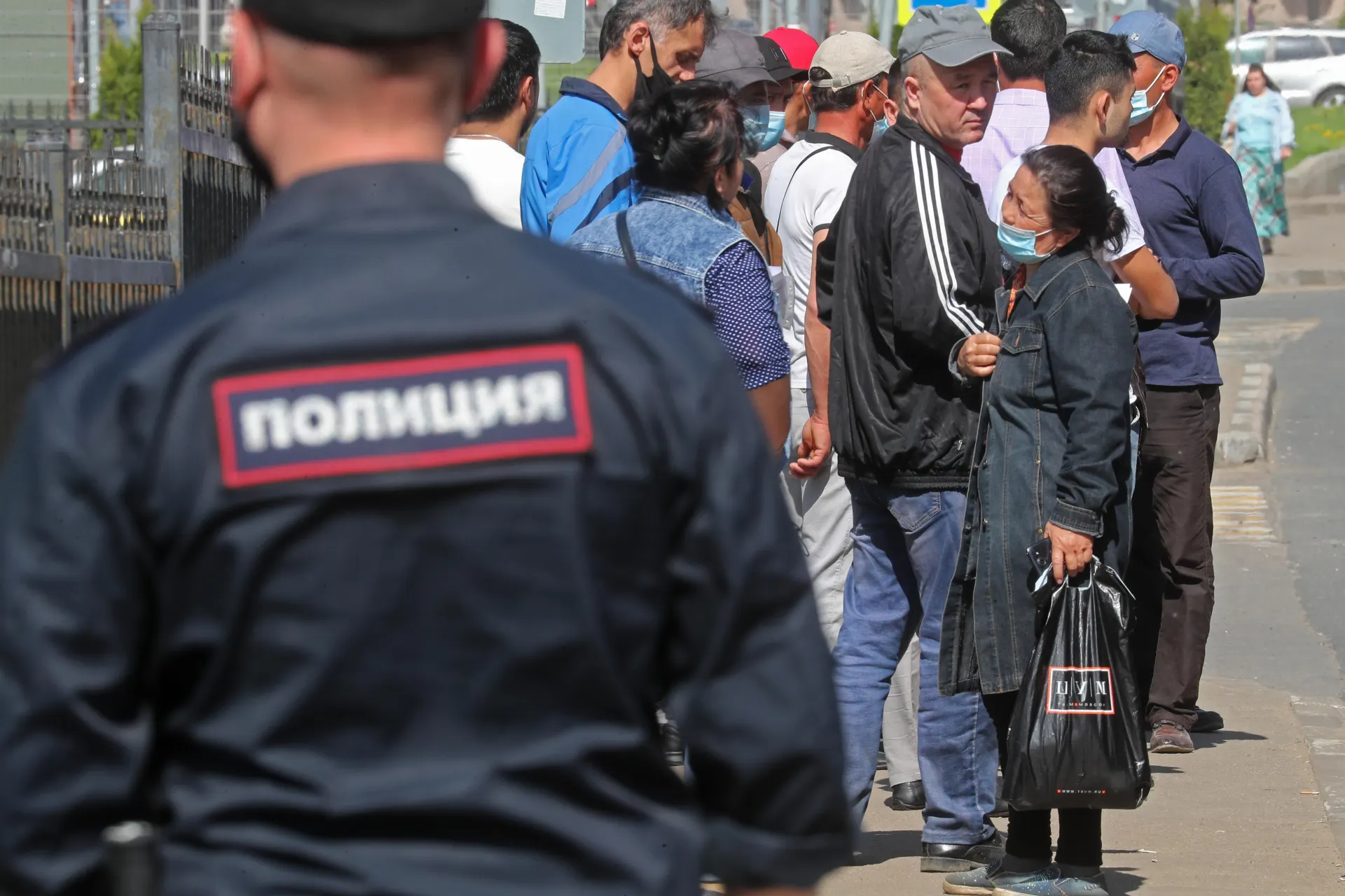 Правительство одобрило поправки к законопроекту о выдворении иностранцев: в перечень нарушений, влекущих безальтернативную депортацию, предлагают включить неповиновение пограничнику и дискриминацию.