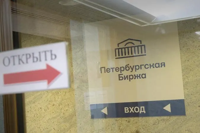 Биржа запретит закупки топлива только для перепродажи: покупать бензин разрешат лишь для собственных нужд или для заранее указанного конечного потребителя, а посредники смогут работать только от имени и за счёт реального покупателя.