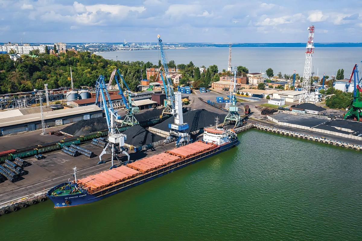 Минсельхоз предложил покрыть до 90% расходов на перевозку зерна из Ростовской области в черноморские и балтийские порты — трейдеры уже подают заявки на перевалку в Новороссийск, Высоцк и Усть‑Лугу.