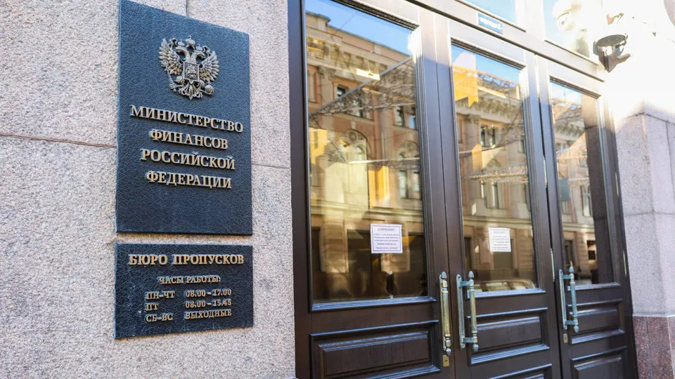 Аналитики предупреждают, что после 2022 года финансирование бюджета всё сильнее опирается на государственный долг: долговая нагрузка и процентные расходы растут, бюджет скатывается в долговую спираль, а риски усугубляются внешними и внутренними факторами.
