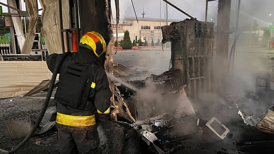 В ночь на 1 июля в Днепропетровской области при атаке беспилотников пострадали пять автозаправок, погибла женщина; одновременно в России сокращается производство бензина и вводятся ограничения на продажу топлива.