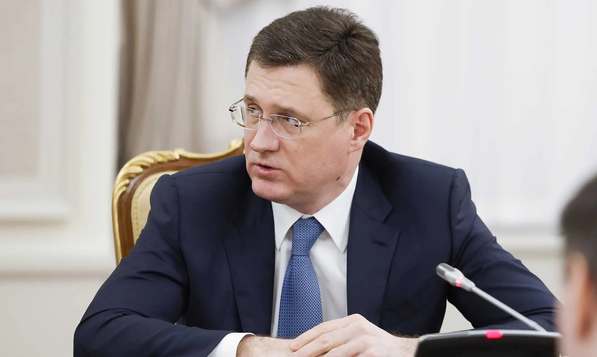 Вице‑премьер заявил, что дефицита топлива в стране в целом нет — встречаются единичные перебои на отдельных заправках из‑за логистики, которые быстро решаются. В субъектах вводят режимы готовности, а ранее власти подтвердили последствия ударов по нефтяной инфраструктуре.