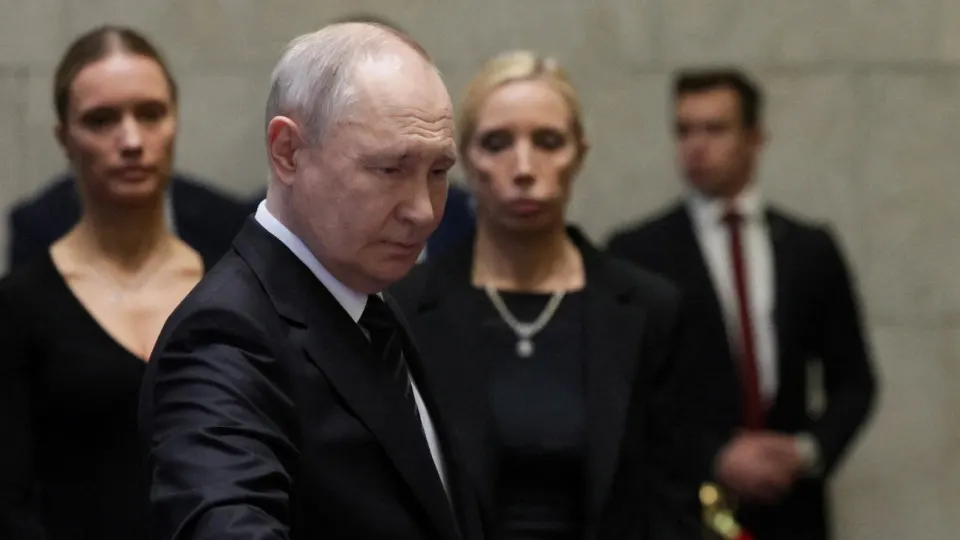 По словам источников, близких к Кремлю, Путин отвергает территориальные компромиссы и может усилить боевые действия на Донбассе, несмотря на экономическое давление и призывы к прекращению огня. Возможна новая волна мобилизации и удары за пределами текущей линии фронта.