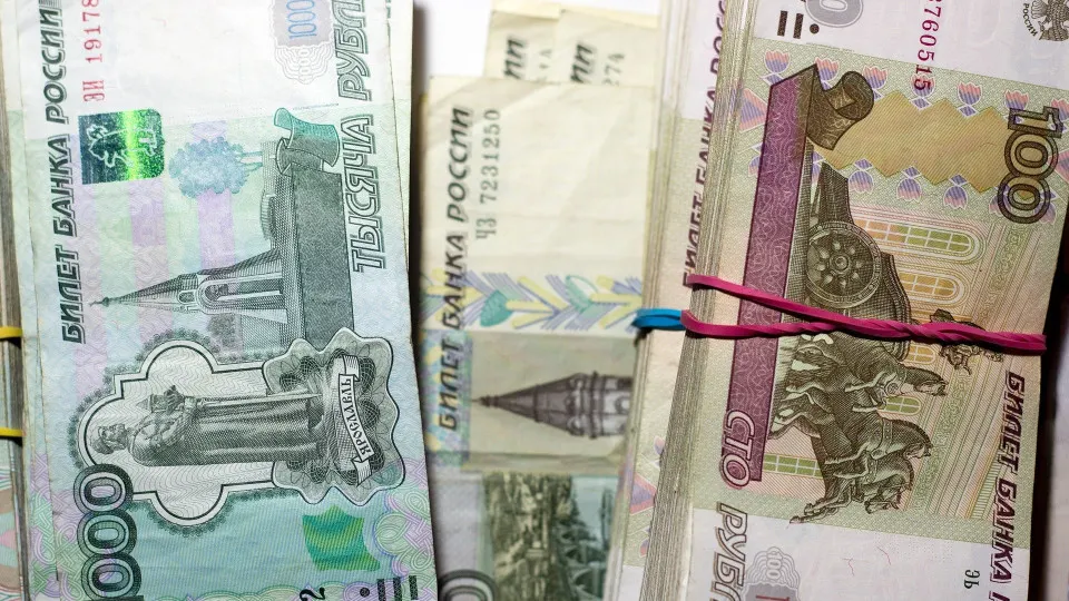 С начала июля население и компании активнее переводят деньги в «кэш»: за первые две недели июля обращение наличных выросло более чем на 500 млрд рублей. Банки усилили заимствования у Центробанка, а ухудшение качества кредитного портфеля повышает риски для системы.