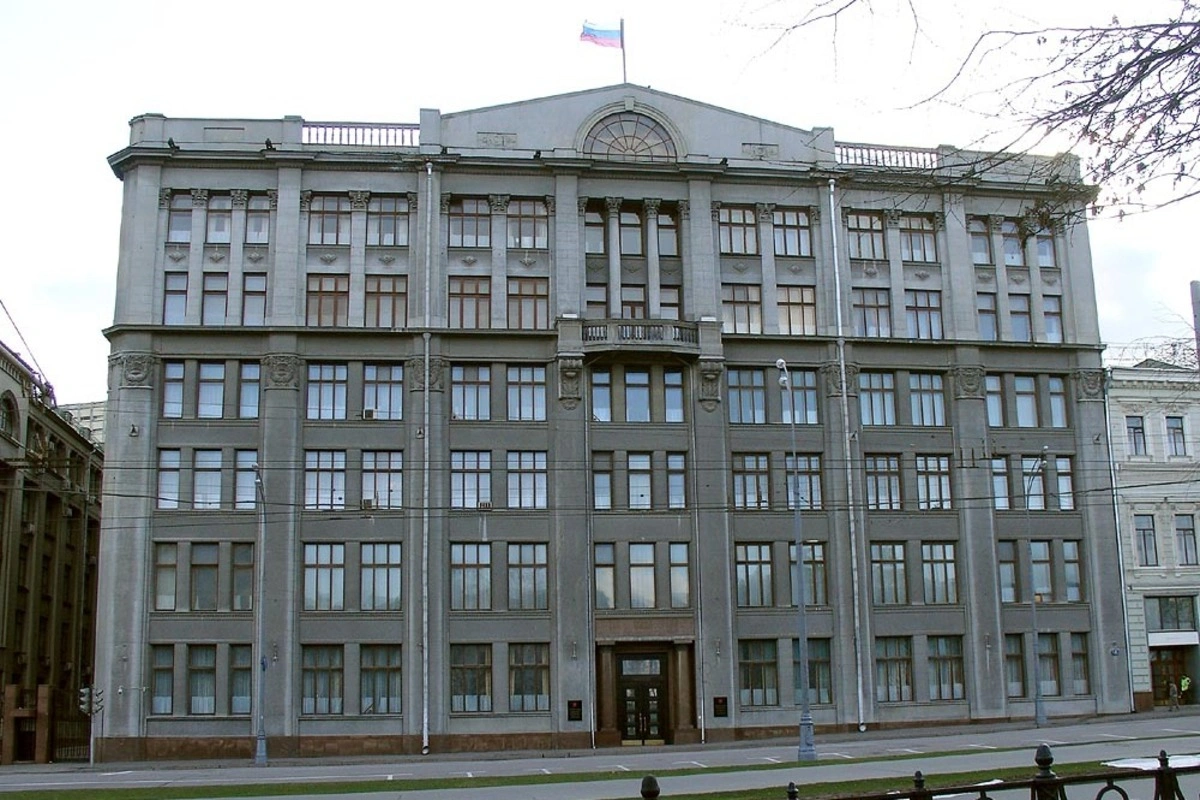 В администрации президента потребовали от крупных подконтрольных СМИ сократить публикацию фото и видео с последствиями ударов ВСУ по российским территориям и чаще показывать результаты ударов по Украине, утверждают источники.