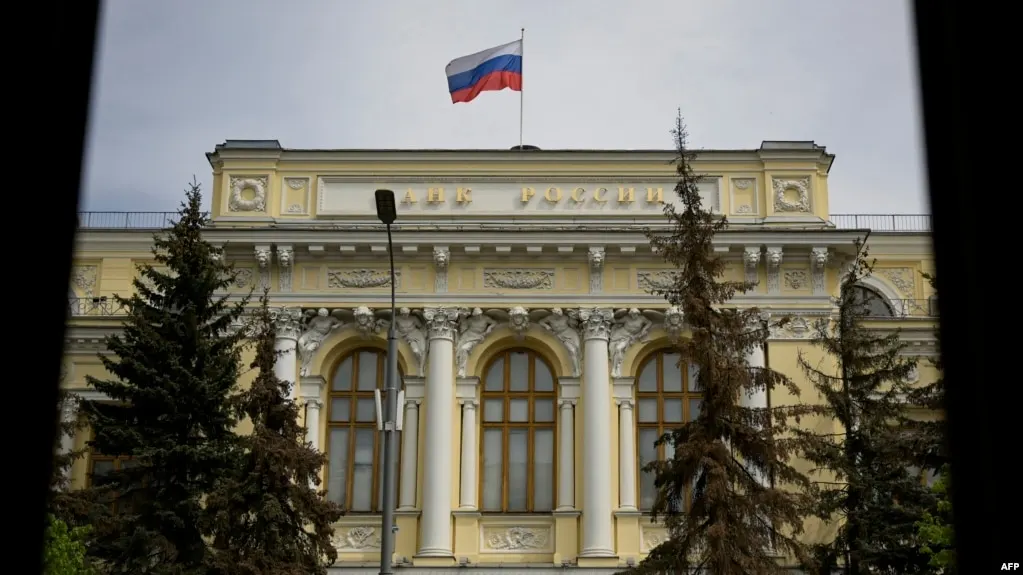 ЦБ расширяет список доступных криптовалют (BTC, ETH, USDT) на биржах, устанавливает лимит для неквалифицированных инвесторов и требует тестирования перед сделками; закон о цифровых валютах вступит в силу 1 сентября 2026 года.