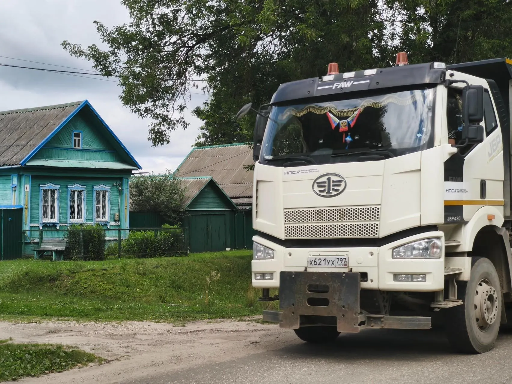 Деревни на пути скоростной магистрали сталкиваются с выемкой жилья, тяжелой техникой и соседством с поездами, пытаясь сохранить дома и жизнь.