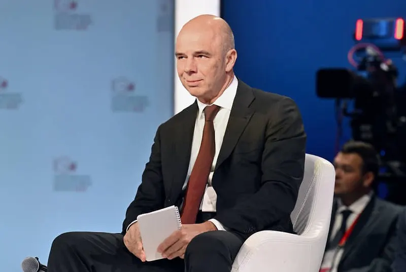 Министр финансов сообщил, что бюджет обеспечивает запланированные расходы, а дефицит на начало года оценивается в примерно 2,8% от ВВП.