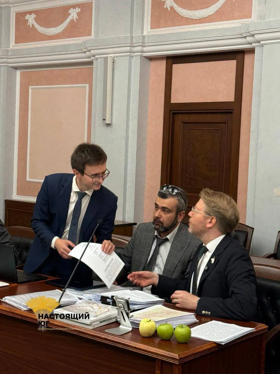 ЦИК на заседании указал на нарушения закона о предвыборной агитации и авторских правах, связанные с цитатой Григория Явлинского; бюллетень может быть изменён после решения суда.