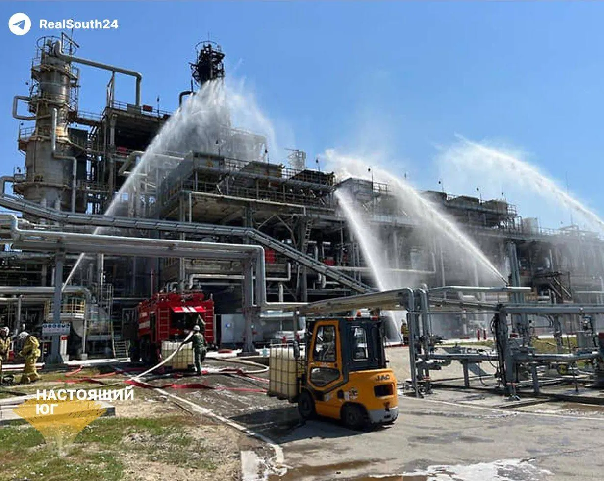 Август стал тяжелым месяцем для нефтепереработки: серия атак на НПЗ привела к снижению переработки и росту цен на бензин по всей стране.