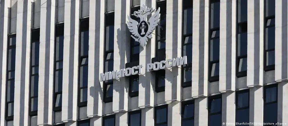 Расширение перечня затрагивает антивоенные и правозащитные структуры; в списке оказались американский фонд HRF и другие организации по всему миру, включая Грузию, Италию и США.