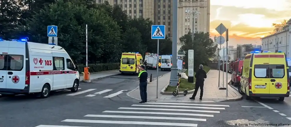 В результате взрыва у ресторана в центре Москвы 1 августа погибли и получили ранения люди. Следствие рассматривает версию покушения на главнокомандующего ВКС Александра Чайко; мэр назвал событие терактом, возбуждено уголовное дело.