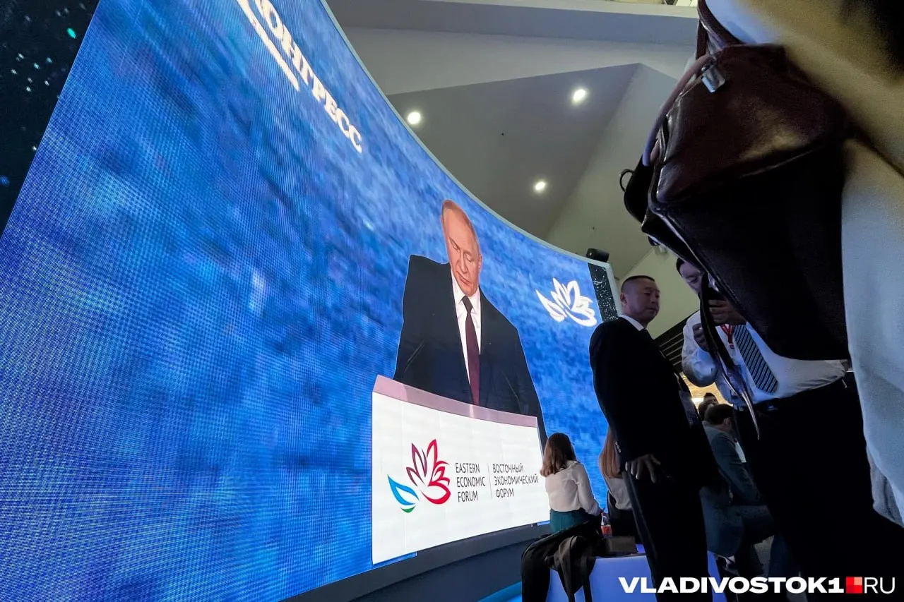 Президент России прибудет во Владивосток 2–3 сентября для участия в форуме, обсуждения развития Дальнего Востока и встреч с губернатором Приморского края, а также для участия в пленарном заседании.