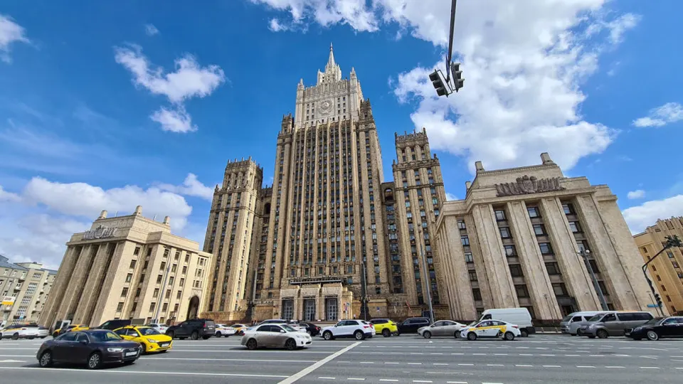 Заместитель министра иностранных дел заявил, что без устранения первопричин кризиса говорить о заморозке войны невозможно; Москва настаивает на реализации своих целей дипломатическими методами, а Лавров обозначает условия урегулирования.