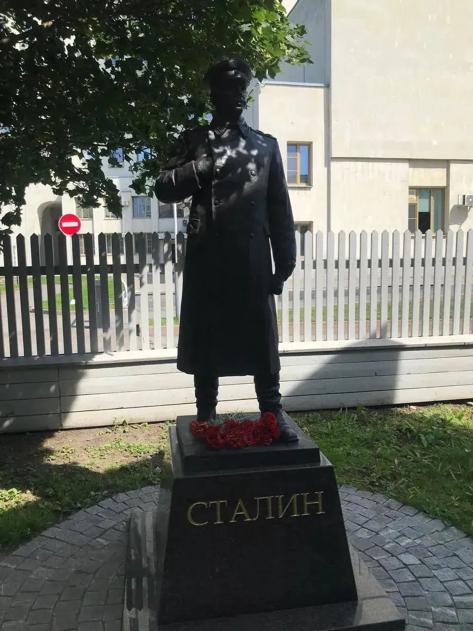 В Вологде прошёл первый пешеходный маршрут по местам, связанным с пребыванием Сталина в ссылке: экскурсия включает музей «Вологодская ссылка», прогулку по городу и символическое голосование посетителей.