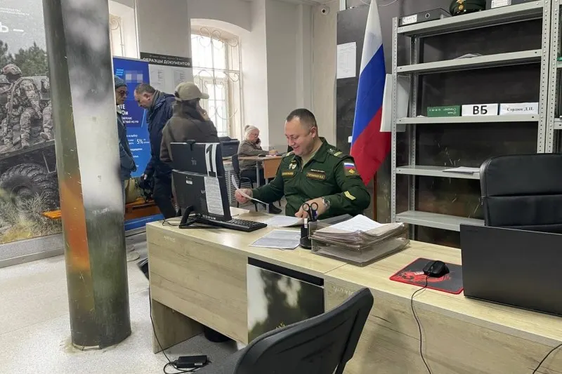 Официальные лица опровергли слухи о массовой мобилизации; за первые шесть месяцев 2026 года заключено около 200 тысяч контрактов с Минобороны; эксперты отмечают, что материалы в СМИ — попытка давления на общество.