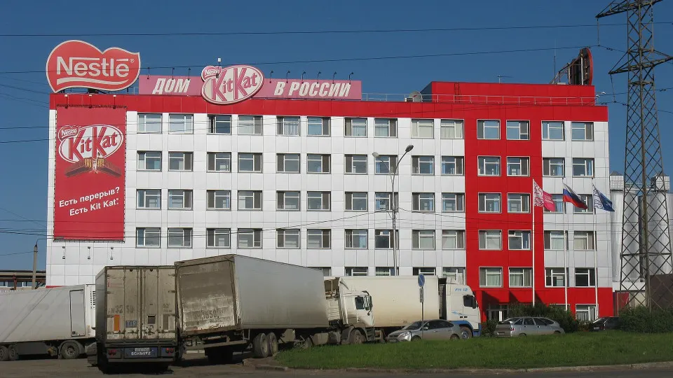 Обсуждают введение временного управления в российских подразделениях Nestlé; официально заявлено об отсутствии запросов от госструктур; активы охватывают несколько регионов.