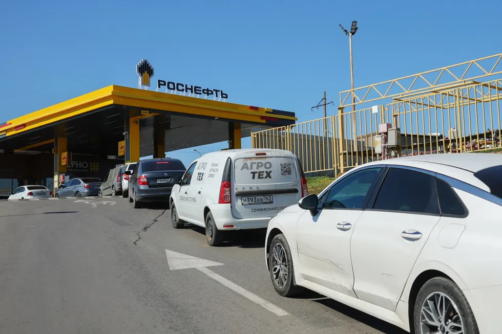 За неделю цены на бензин подскочили в десятках регионов, москвичи и петербуржцы сталкиваются с лимитами на продажу топлива, регионы вводят ограничения, Россия импортирует топливо.