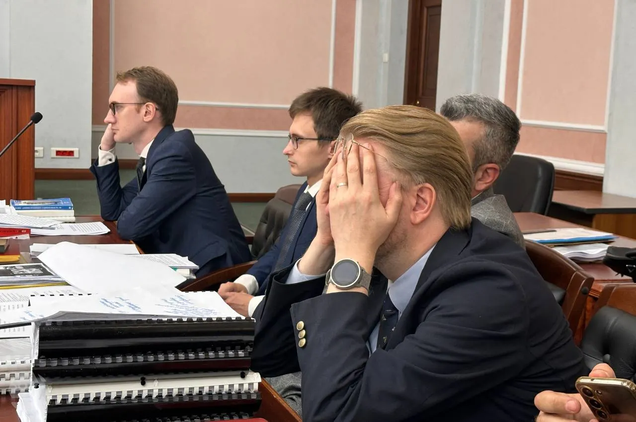 Стороны обсуждают авторские права, символику и возможное иностранное финансирование; суд удалился в совещательную комнату для вынесения решения.