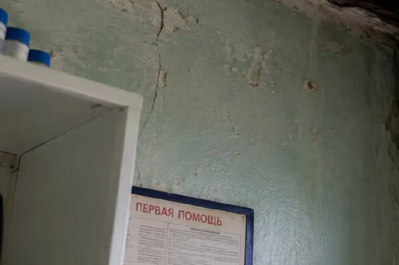Обсуждается состояние местного ФАПа и планы открыть пять модульных ФАПов, один из которых будет в пригороде Грязовца, что поднимает вопросы о распределении медпомощи по области.