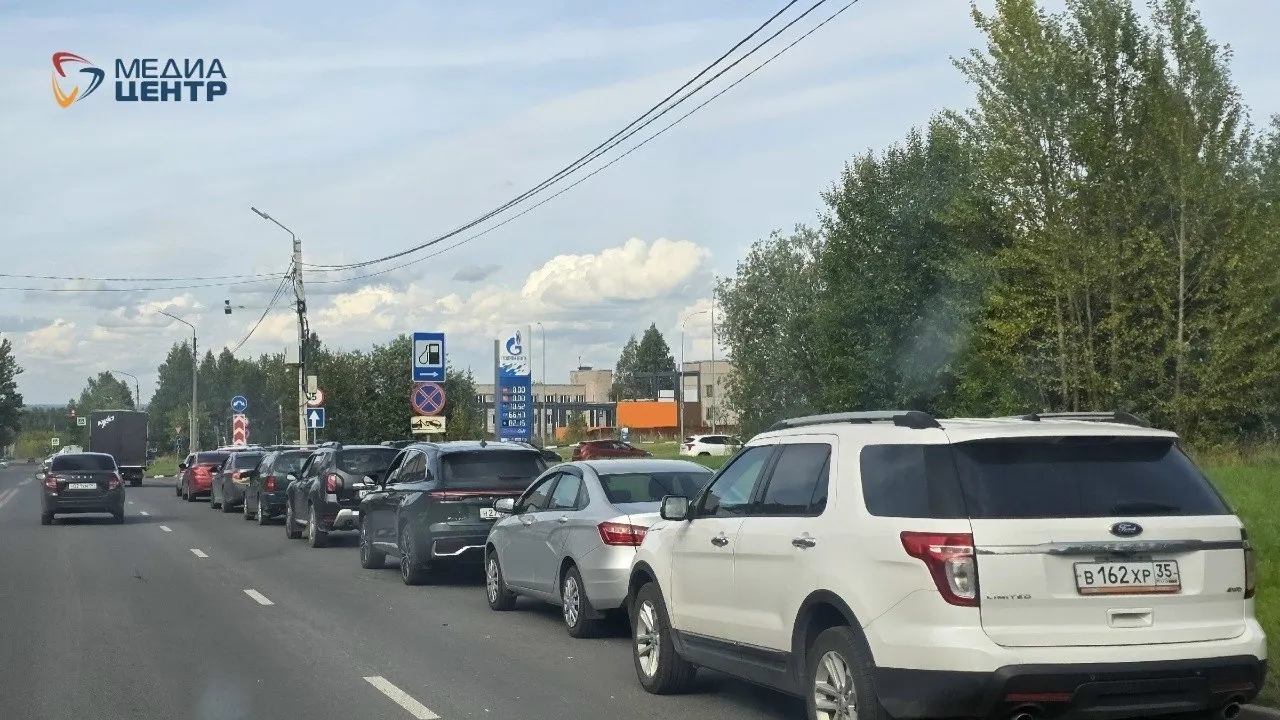 На заправках региона снова фиксируются длинные очереди. Отсутствуют АИ-92 и АИ-95; на отдельных заправках появилось АИ-98 по цене около 100 рублей за литр.