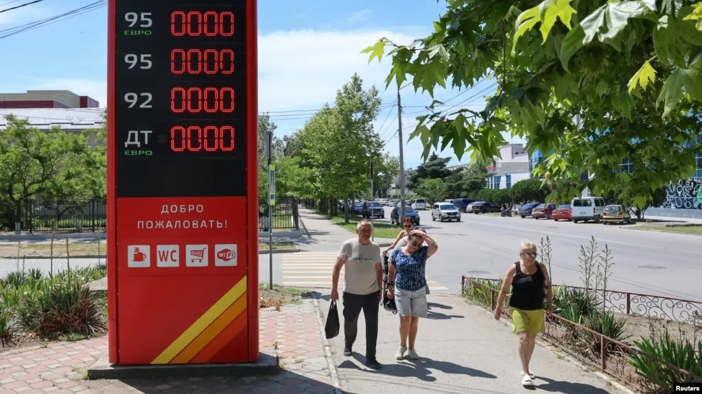 В Геленджике и окрестностях бензин исчезает на большинстве заправок. Власти вводят лимиты на продажу, а в стране продолжаются перебои на фоне атак на топливно-энергетическую инфраструктуру.