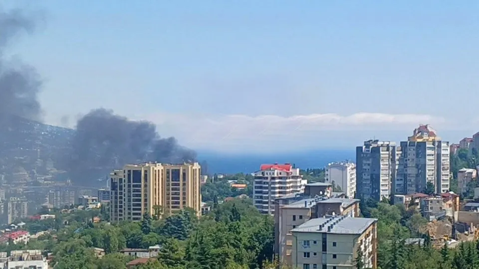 У побережья Ялты произошла атака беспилотников, в результате которой возник пожар и была объявлена эвакуация местного населения.