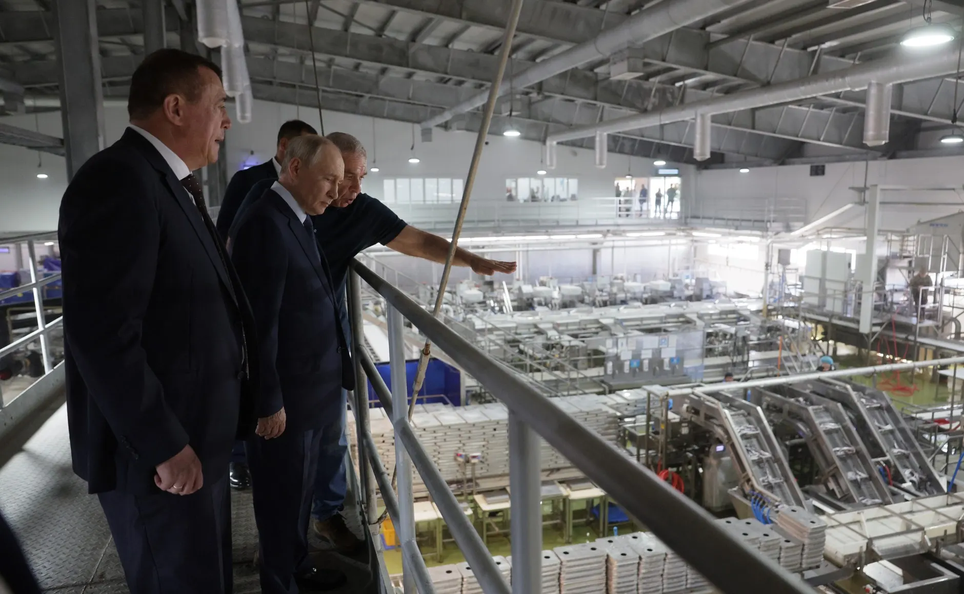 Президент России посетил спорные Курильские острова, включая Итуруп, впервые за долгий период. Япония назвала визит провокацией и потребовала дипломатического разъяснения.