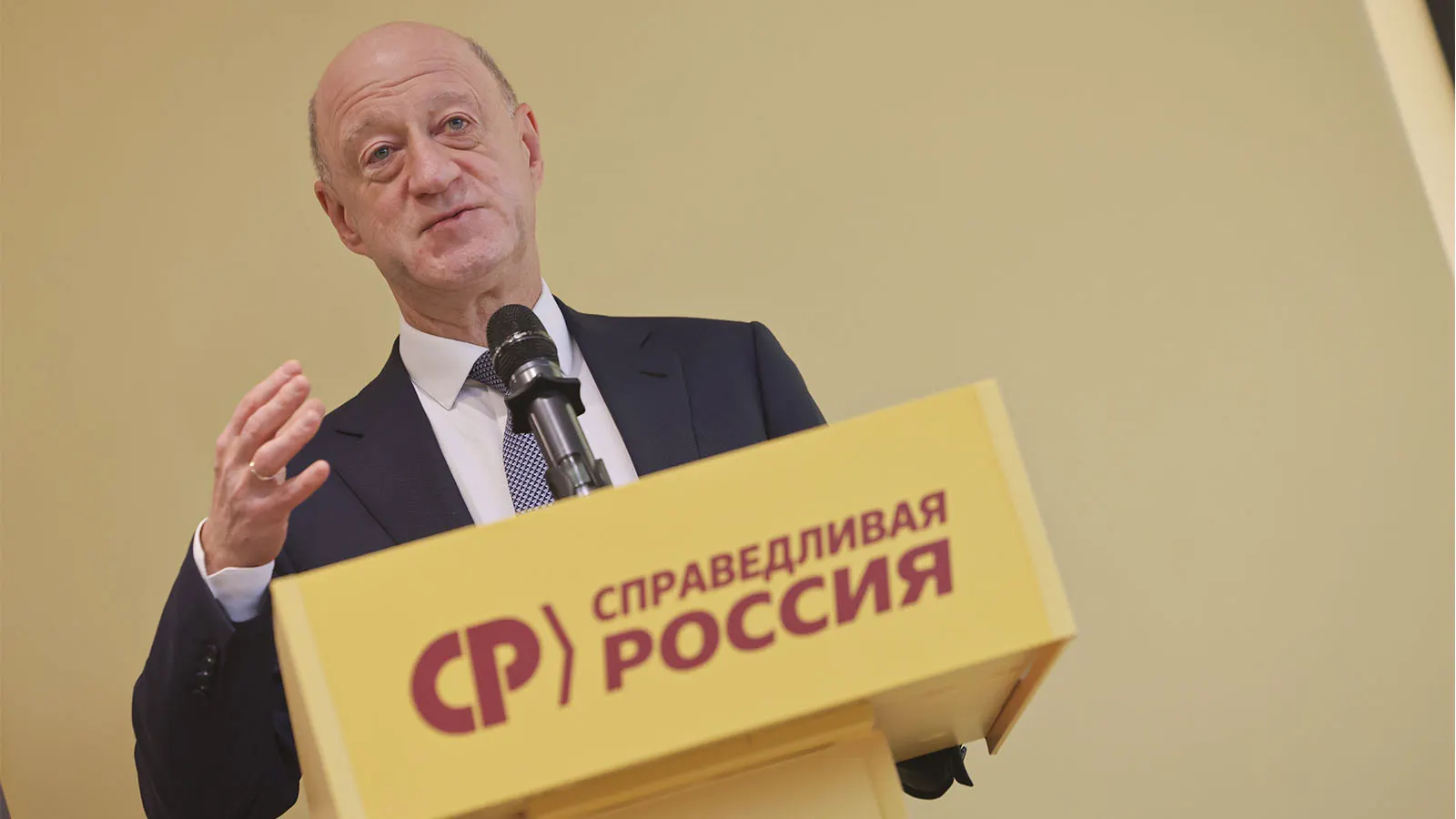 Кадровые перестановки в политической партии и слухи о здоровье ее лидера породили серия инсайтов: Бабаков может стать новым главой, Миронов — в Думе или почетным лидером; ситуация вызывает тревогу внутри фракции.