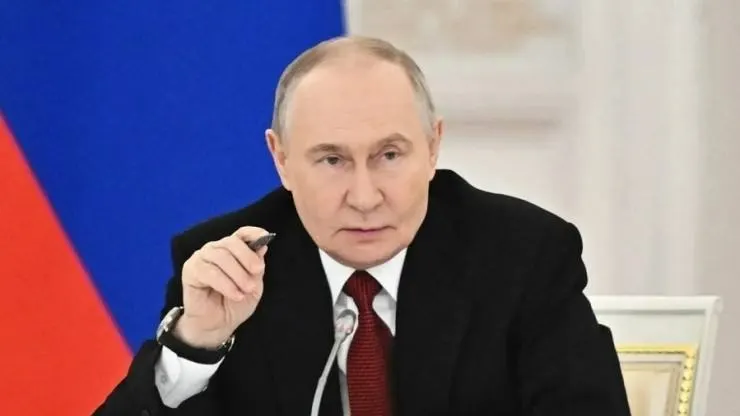 Президент подписал указ о передаче долей Nestlé Кубань и Nestlé Россия во временное управление «Л.Е.В. Менеджмент»; в активы входят логистическая компания FM Logistic и сети торговых гипермаркетов.