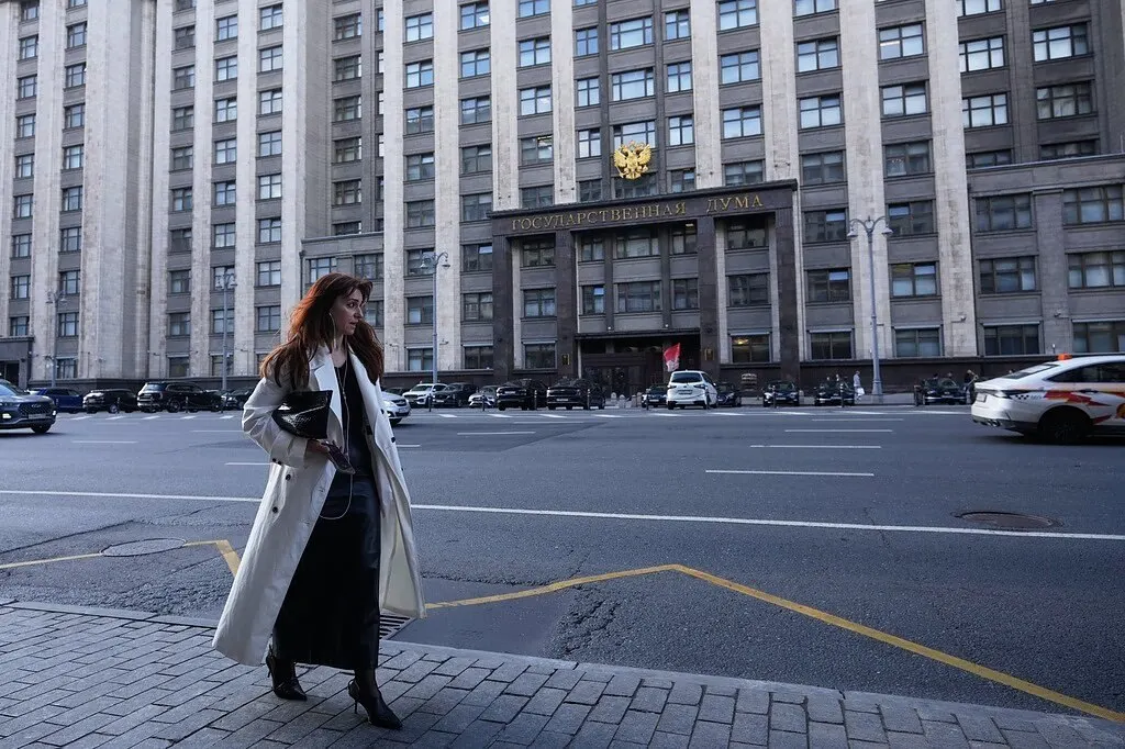 Первые протоколы показывают, что Единая Россия теряет абсолютное большинство в 14 регионах; антирекорды зафиксированы в Карелии, Орловской и Кировской областях, а по регионам Сибири результаты пока ниже 50%.