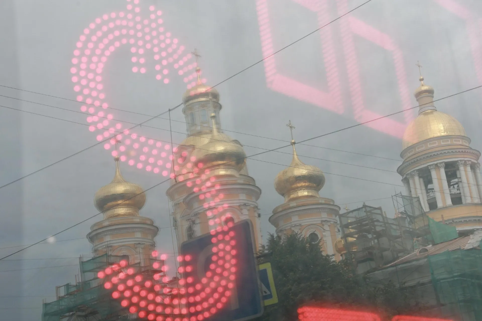 За лето курс рубля к доллару снизился примерно на 25%; эксперты оценивают дальнейшую динамику.