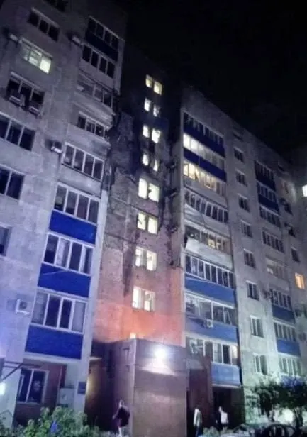 Минобороны РФ заявило об уничтожении 516 дронов за ночь. Зафиксированы повреждения в порту Усть-Луга и жилом доме в Новокуйбышевске, произошли взрывы в Тольятти, пострадали люди в Белгородской области и сообщили о событиях в Киеве.