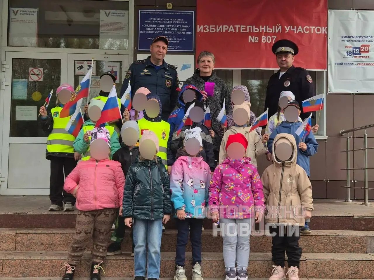 В нескольких регионах фиксируются случаи организации экскурсий на участки и собственных голосований в детских садах, а также давление на сотрудников и воспитанников. Источники сообщают о ситуациям в Тамбове, Грязи, Выборге и других регионах.