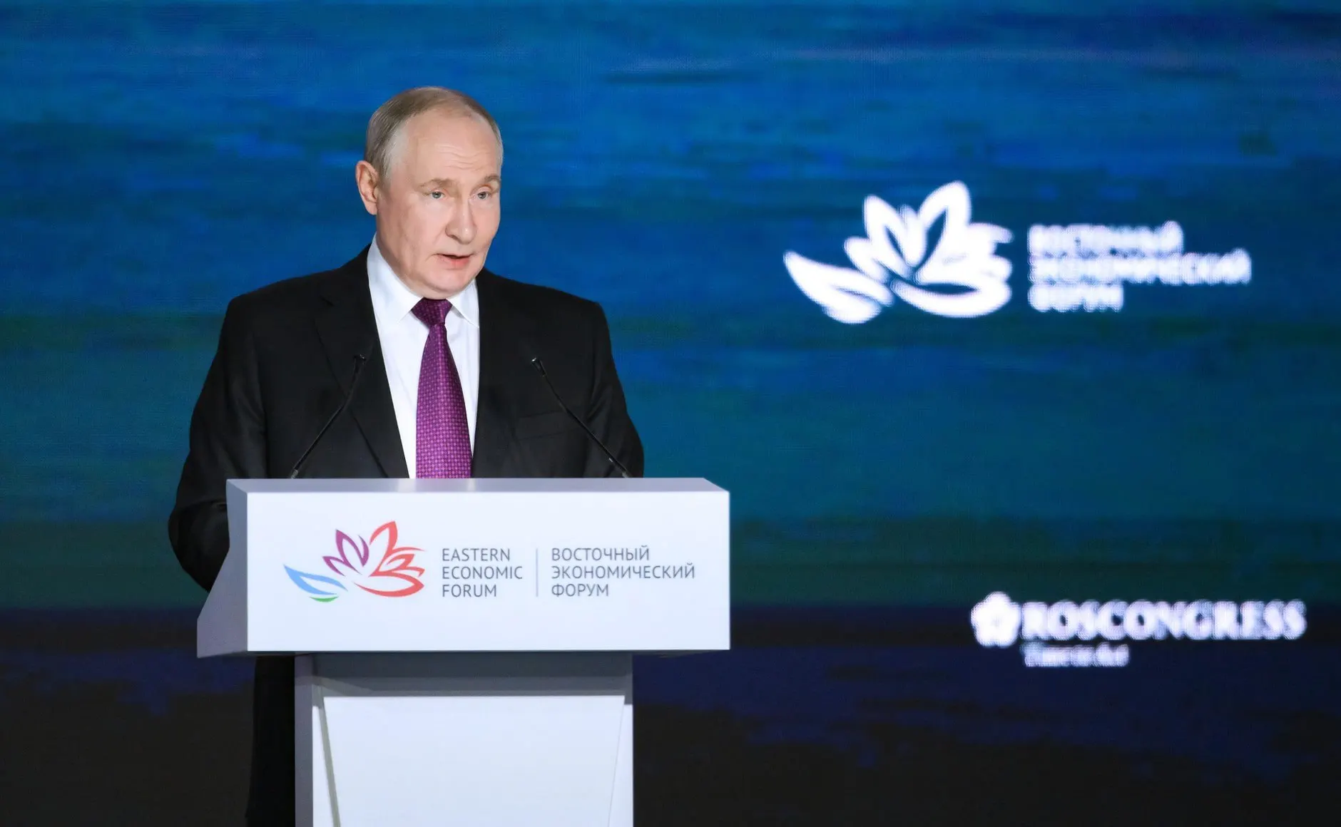Путин заявил, что демография остается ключевым вызовом и что влияние СВО на рождаемость не является главным фактором; он призвал учитывать все факторы, влияющие на рождаемость.