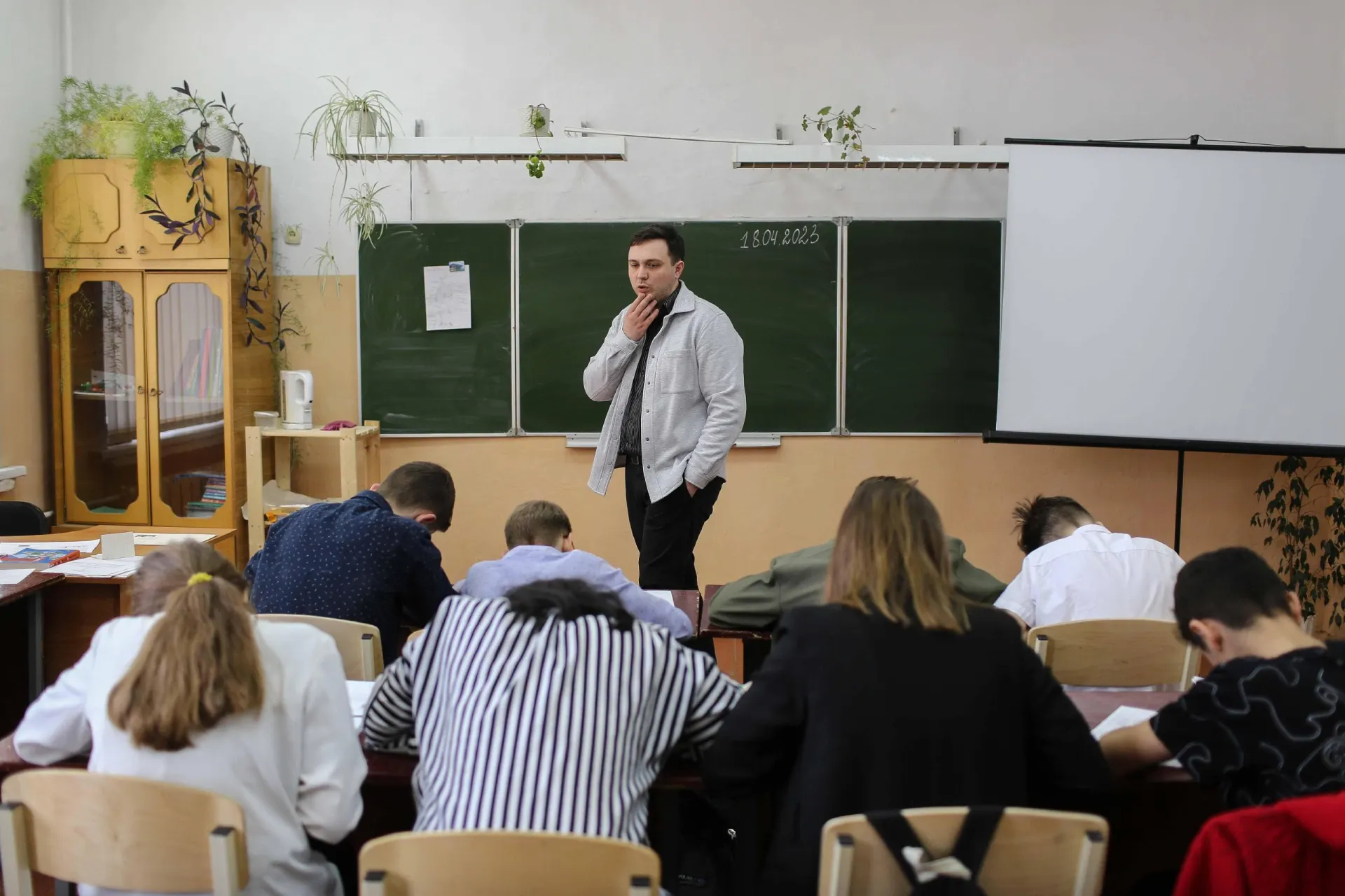 Минпросвещения добавило в расписание ещё один час истории; разбор, кому это коснулось.