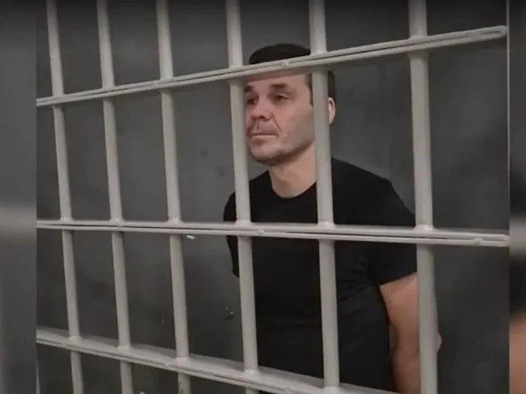 48-летний гражданин России и Швеции Максим Артемов получил 14 лет колонии строгого режима, два года ограничения свободы и штраф 200 тысяч рублей по делу о госизмене. Дело рассматривалось Краснодарским краевым судом; сообщалось о переводе средств на поддержку формирований ВСУ и о последующих арестах.