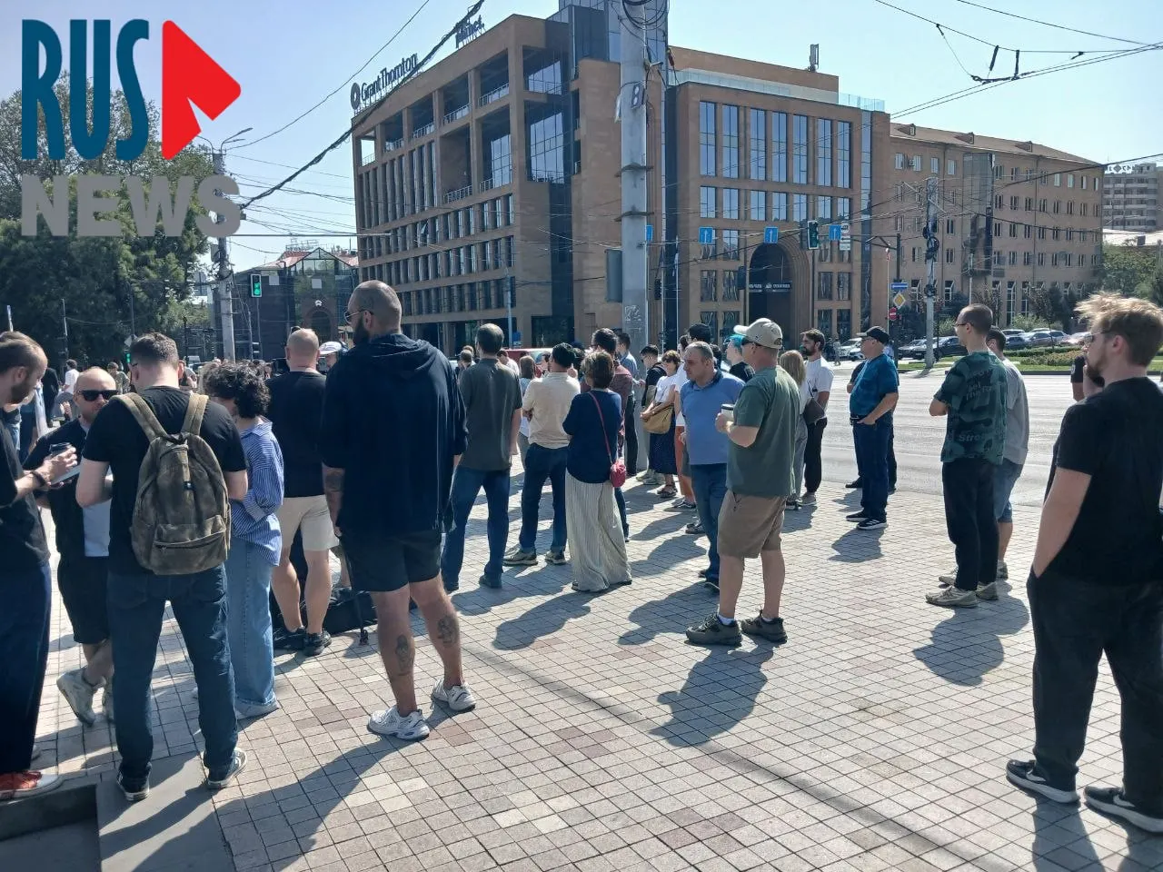К полудню у посольства России в Ереване сформировалась очередь из свыше тысячи избирателей; рядом разворачивается митинг.