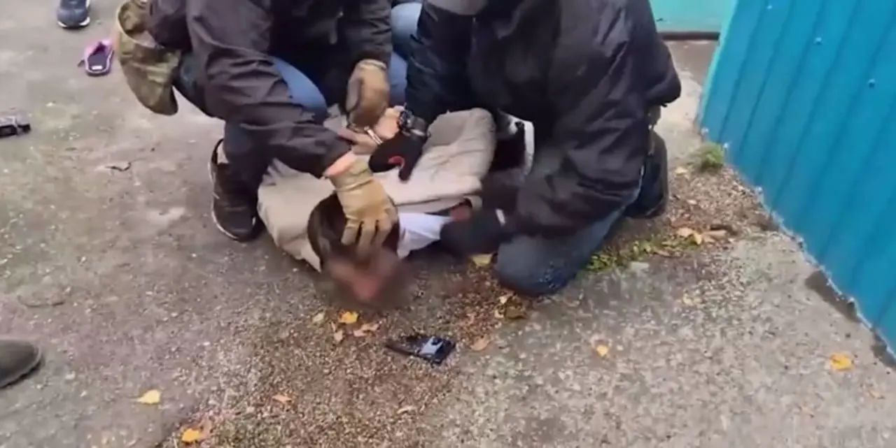 Расследование утверждает, что часть видео задержаний по политическим делам сняты постановочно, чтобы запугать аудиторию и навязать официальную версию событий. Анализ охватывает около 70 дел с начала войны.
