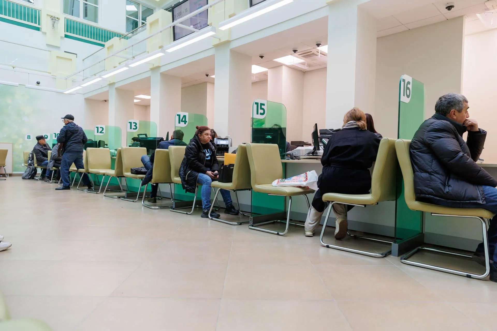 Экономисты обсуждают вероятность дефолта и сравнивают текущее положение с кризисами прошлого, чтобы понять влияние на людей.