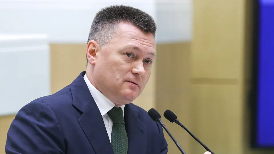 Правительство заявило о мерах поддержки инвесторов из Китая, обсуждается усиление взаимодействия российских и китайских судов по экономическим делам; наблюдается значительное снижение китайских инвестиций в Россию; новые ограничения в нефтегазовом секторе.