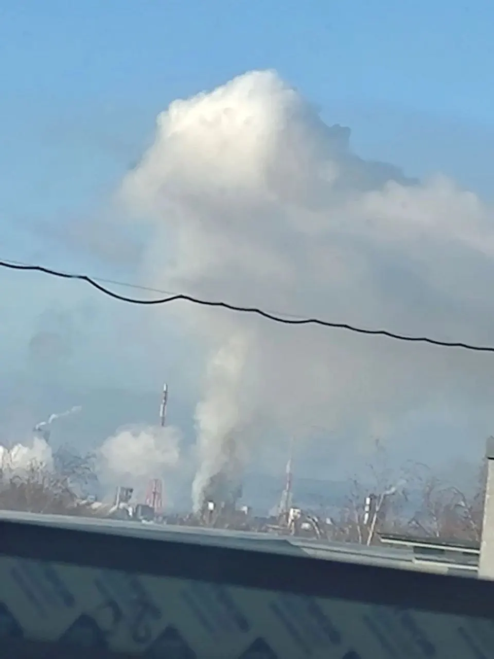 Ночью и утром 23 октября над Городецким округом и Березниками произошла атака беспилотников. Три человека госпитализированы, повреждены дома и образовательные объекты; часть школ переведена на дистанционное обучение.