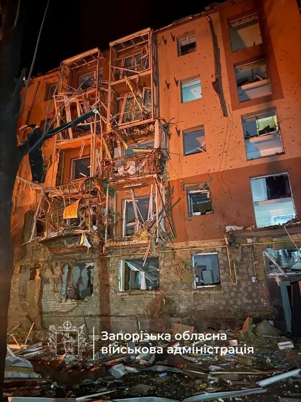 За ночь дроны и ракеты затронули несколько регионов; пострадали гражданские объекты и люди, произошли отключения и повреждения, продолжились военные обстрелы.