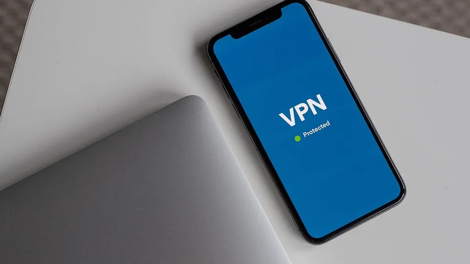 Новый пакет поправок Минцифры предусматривает запрет на аренду серверов VPN и прокси для клиентов, попавших в реестр Роскомнадзора, а также требования по идентификации пользователей и возможную блокировку по запросу силовых структур.